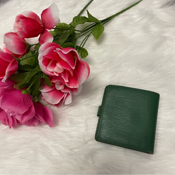 Louis Vuitton Epi Porte Billets Compact Wallet Green - Picture 3 of 12